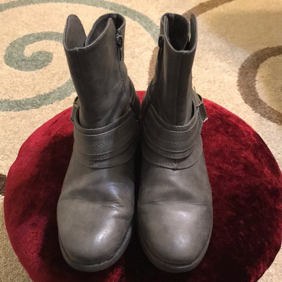 SOLD❣️❤️💥UNR8ED Gray Boots💥❤️ - Picture 4 of 9